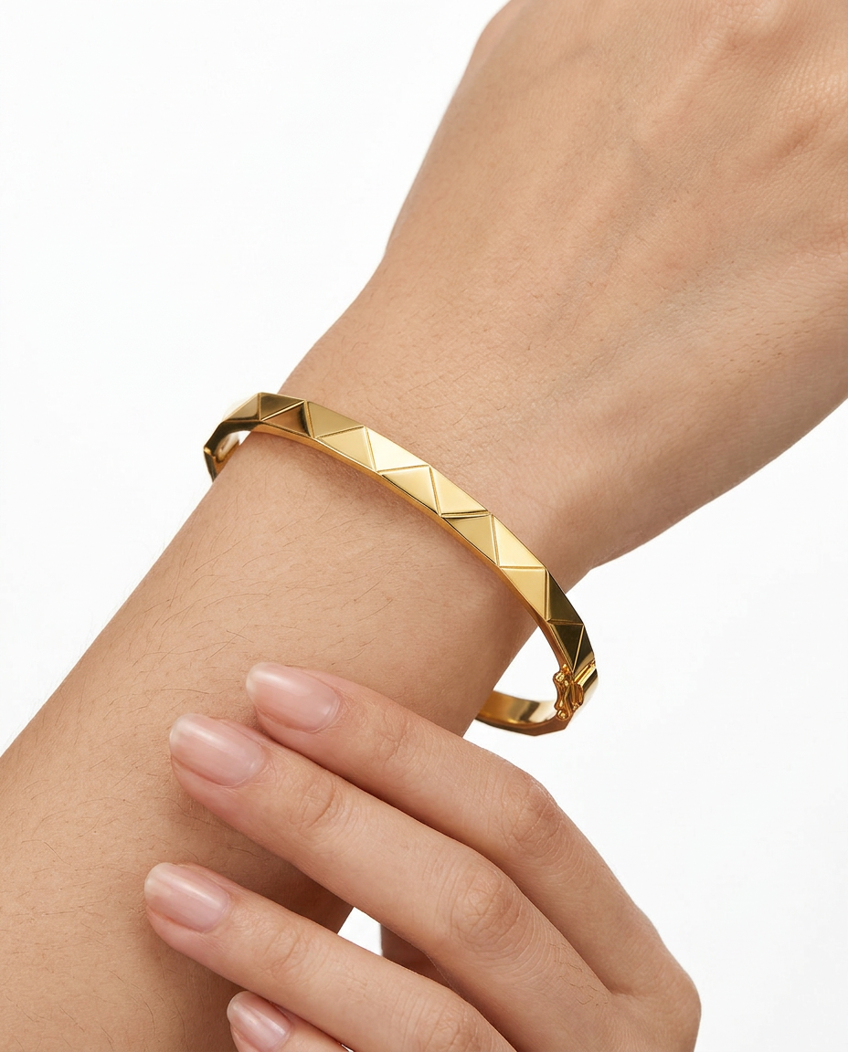916 Gold Bangle Italy Prism Cut