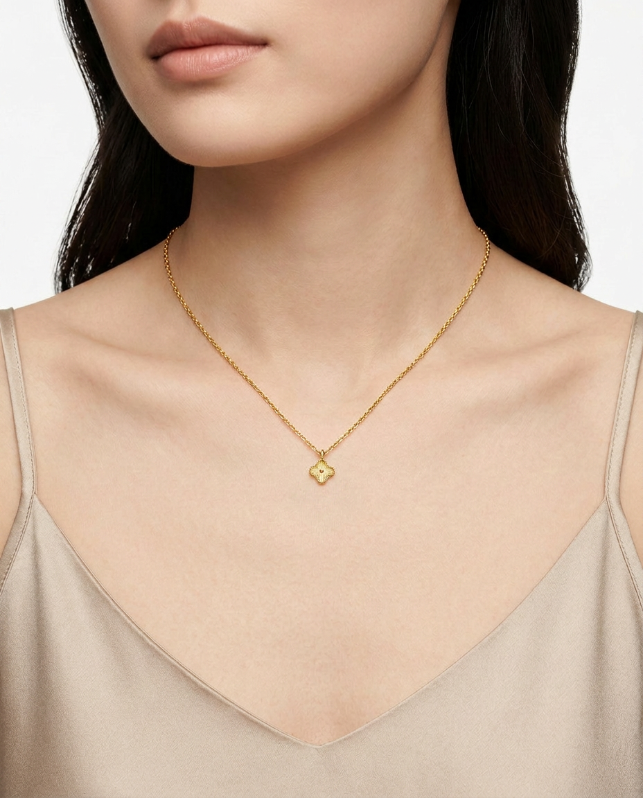 916 Gold Pendant Clover Carved B