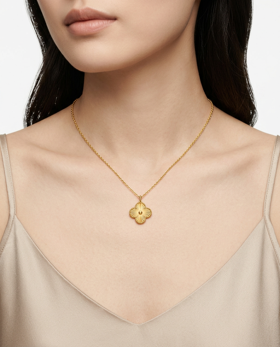 916 Gold Pendant Clover Carved D